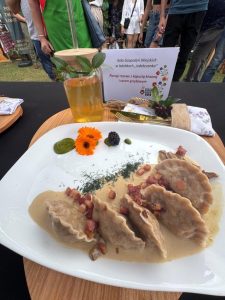 Pierogi razowe z kapustą kiszoną oraz sosem grzybowym KGW  w Izdebkach zdobywcy III miejsca