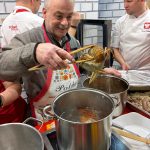 1. Przewodniczący zwycięzkiego Koła Gospodyń Wiejskich Zakocie „Wygodni Zakociacy” podczas robienia zwycięskiej potrawy : Raki po polsku – derte koty na targach Grüne Woche w Belinie.